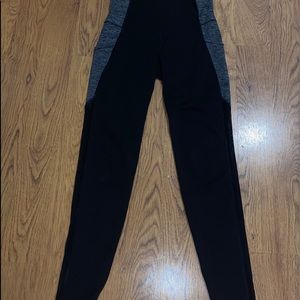 Black leggings with mesh and stripes details